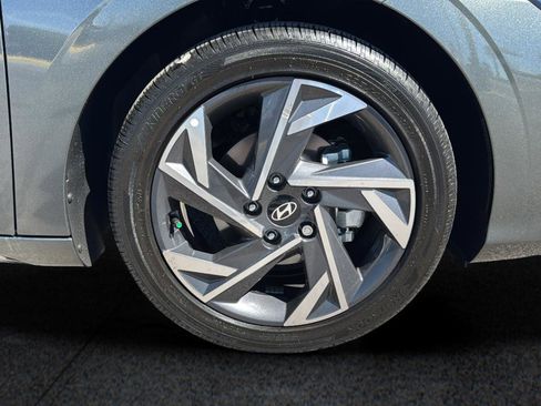 Used 2025 Hyundai Elantra Limited image 19