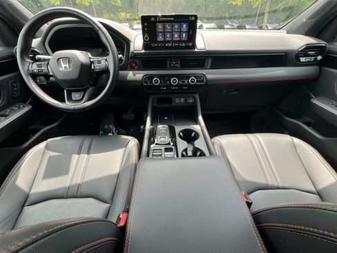Used 2025 Honda Pilot TrailSport image 32
