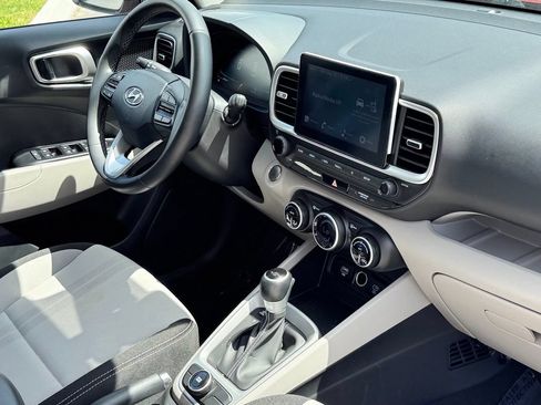 Used 2025 Hyundai Venue SEL FWD image 10