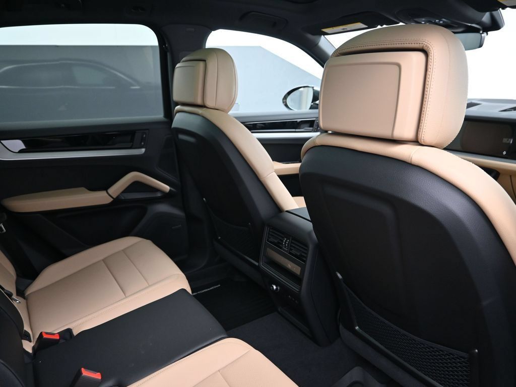 Certified 2026 Porsche Cayenne AWD/4WD image 7