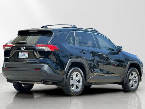 Used 2022 Toyota RAV4 XLE w/ Convenience Package FWD image 4