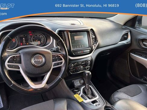 Used 2018 Jeep Cherokee Trailhawk AWD/4WD image 17