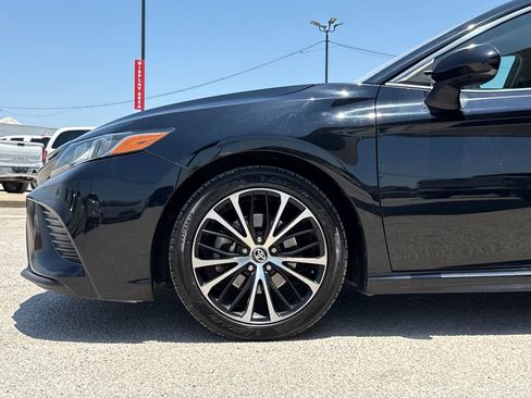 Used 2020 Toyota Camry SE w/ Convenience Package FWD image 5