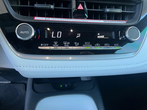 Used 2025 Toyota Corolla SE image 30