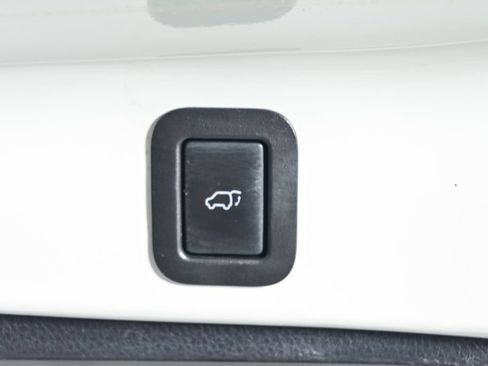 Used 2018 Toyota Highlander Limited Platinum FWD image 33