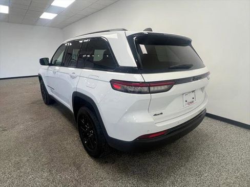 Certified 2024 Jeep Grand Cherokee Altitude image 18