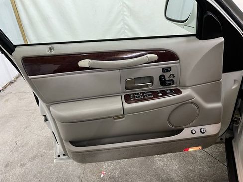 Used 2005 Lincoln Town Car Signature Limited image 28