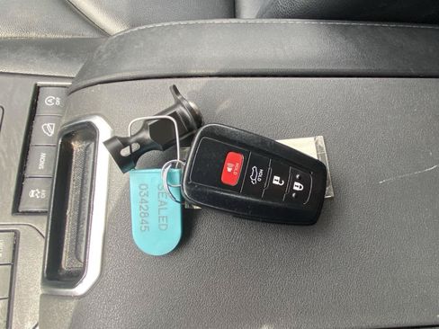 Used 2020 Toyota Highlander XLE AWD/4WD image 33