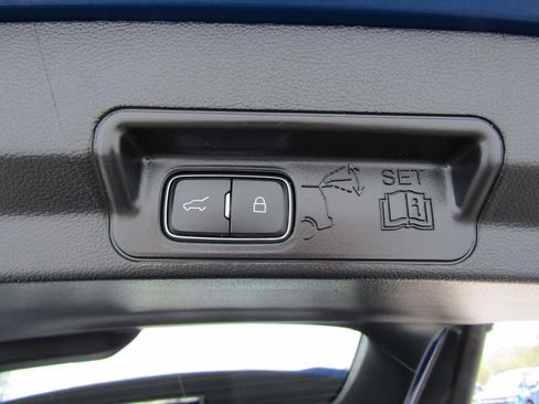 Used 2022 Ford Explorer XLT w/ Equipment Group 202A AWD/4WD image 21