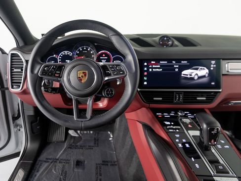 Certified 2023 Porsche Cayenne Platinum Edition image 18