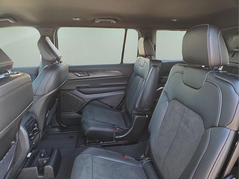 New 2025 Jeep Grand Cherokee L Laredo image 10