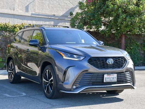 Certified 2022 Toyota Highlander XSE image 3