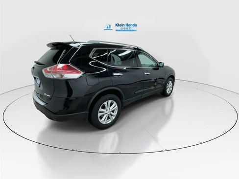 Used 2016 Nissan Rogue SV w/ SV Premium Package image 2