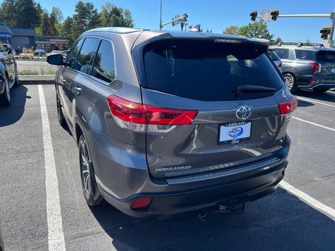 Used 2017 Toyota Highlander XLE AWD/4WD image 9
