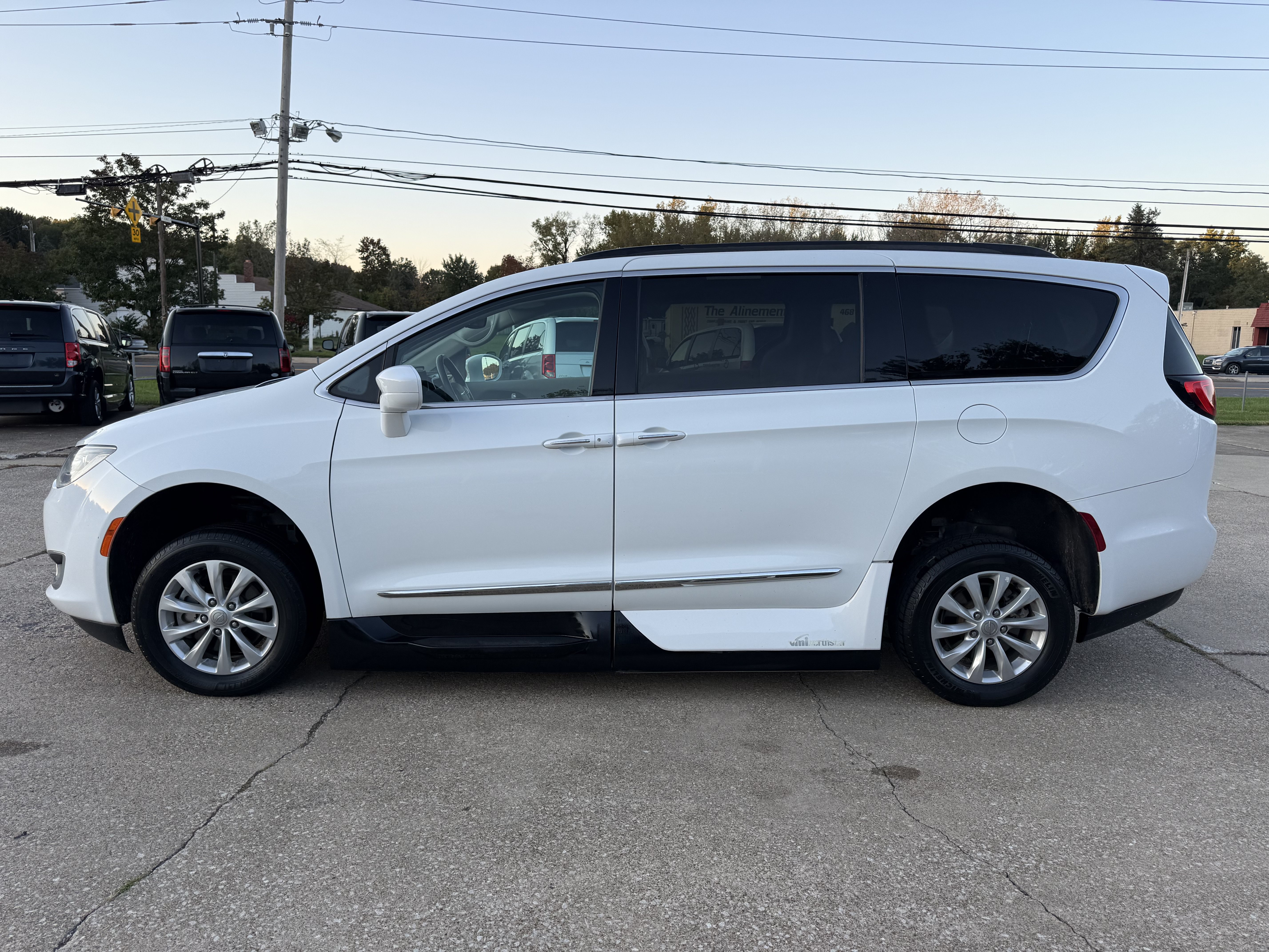 Used 2017 Chrysler Pacifica Touring-L FWD image 6