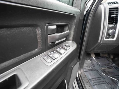 Used 2021 RAM 1500 4x4 Crew Cab Classic w/ Chrome Appearance Group image 7