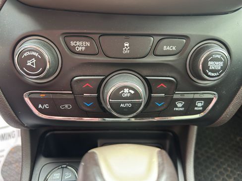 Used 2014 Jeep Cherokee Trailhawk w/ Technology Group AWD/4WD image 21