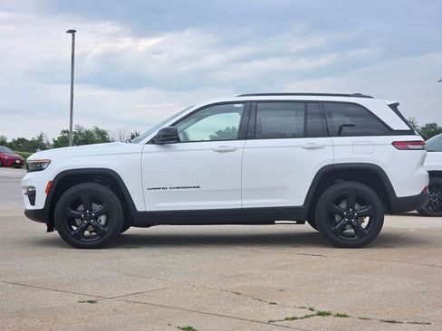 Certified 2023 Jeep Grand Cherokee Limited w/ Black Appearance Package AWD/4WD image 5
