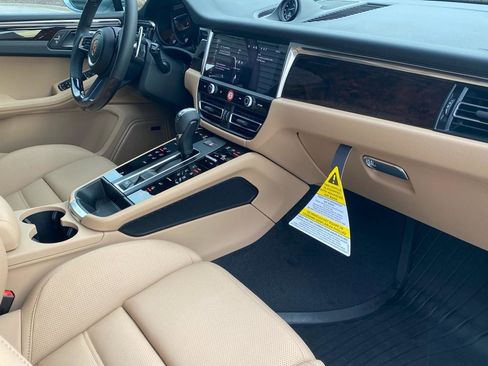 Certified 2025 Porsche Macan image 15