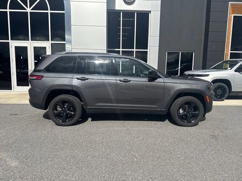 Used 2023 Jeep Grand Cherokee Altitude image 8