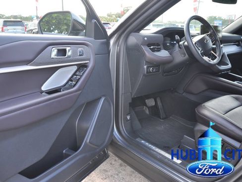 Used 2025 Ford Explorer Platinum RWD image 11
