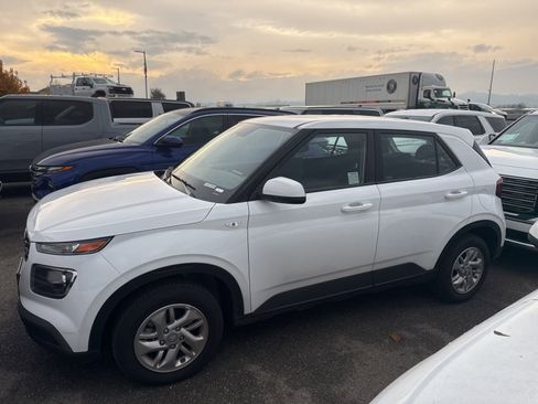 Certified 2025 Hyundai Venue SE image 2