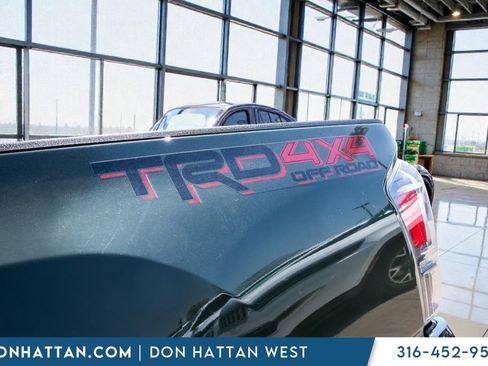 Used 2022 Toyota Tacoma TRD Off-Road image 33