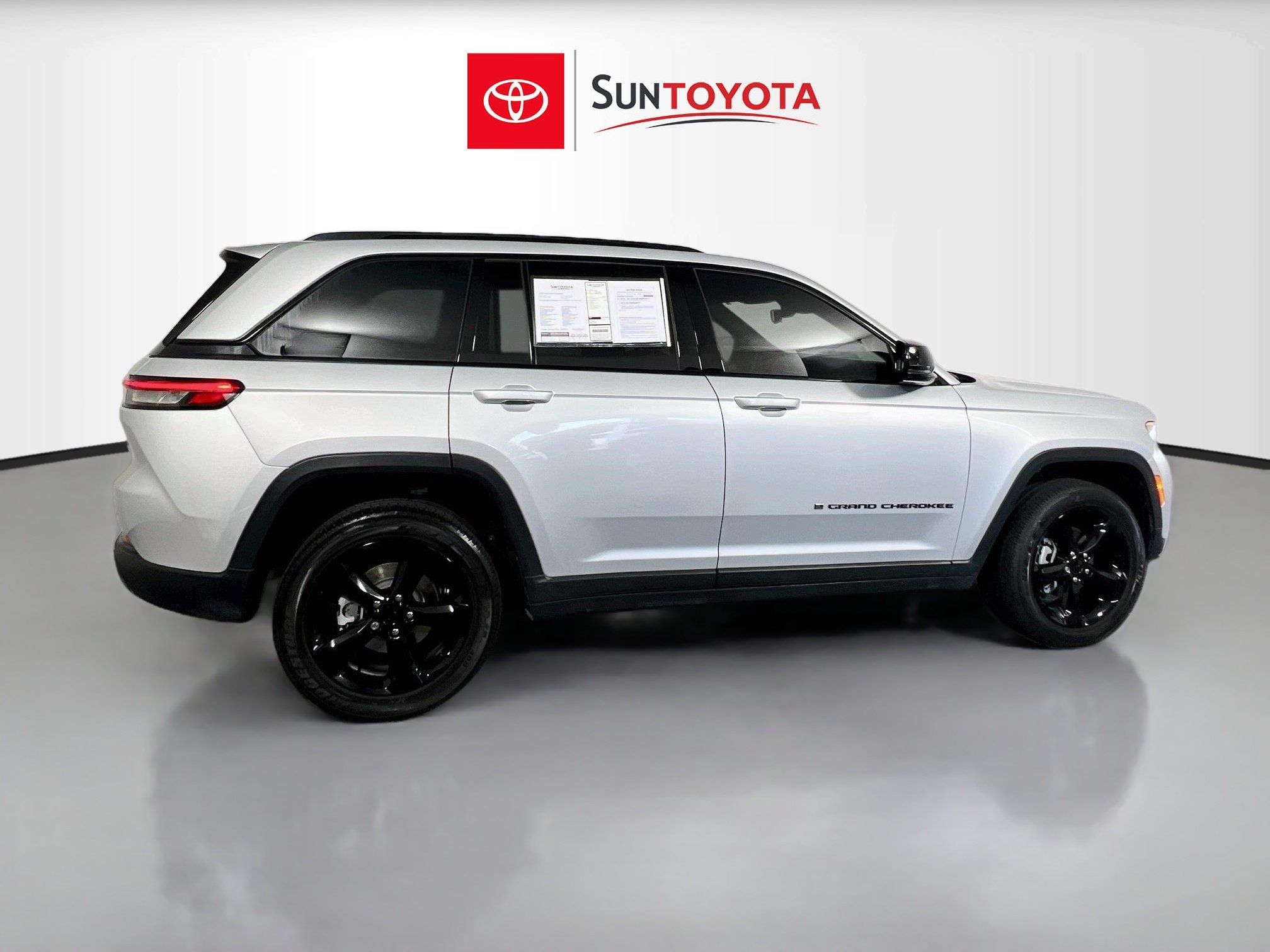 Used 2023 Jeep Grand Cherokee Altitude AWD/4WD image 2