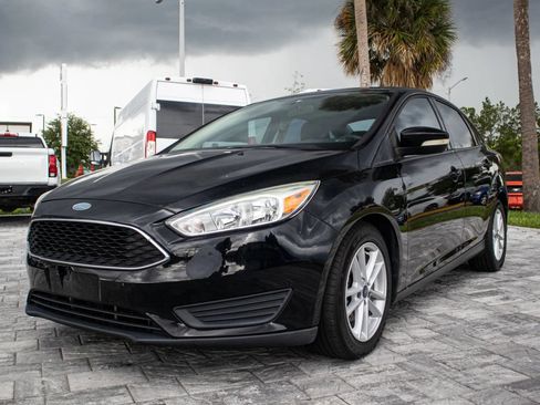 Used 2017 Ford Focus SE FWD image 3