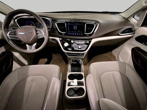 Used 2017 Chrysler Pacifica Touring FWD image 14