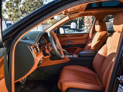 Used 2023 Bentley Bentayga Azure image 20