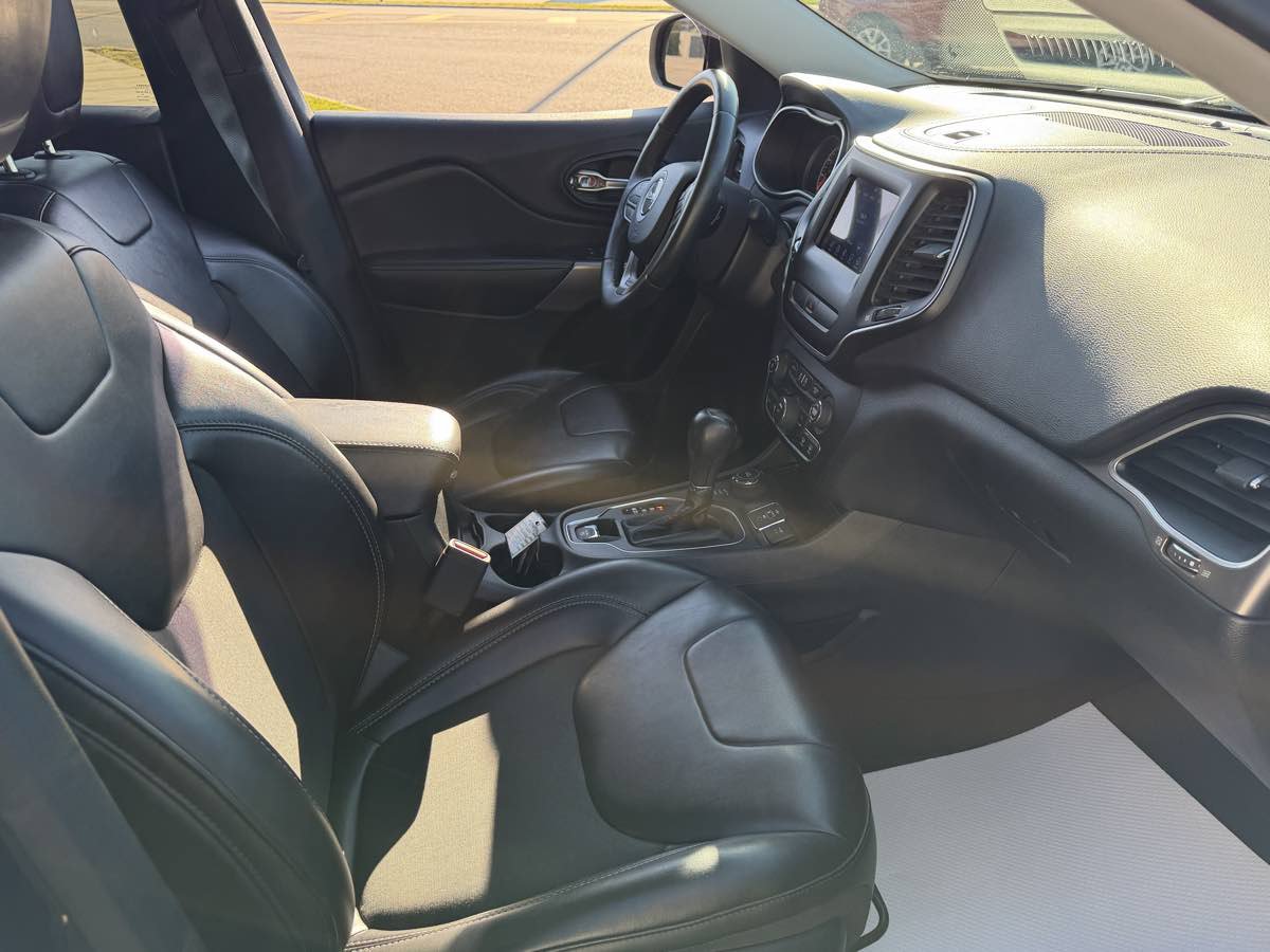 Used 2019 Jeep Cherokee Latitude Plus AWD/4WD image 18
