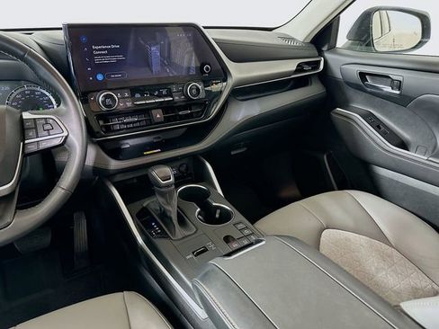 Certified 2023 Toyota Highlander Bronze Edition image 26