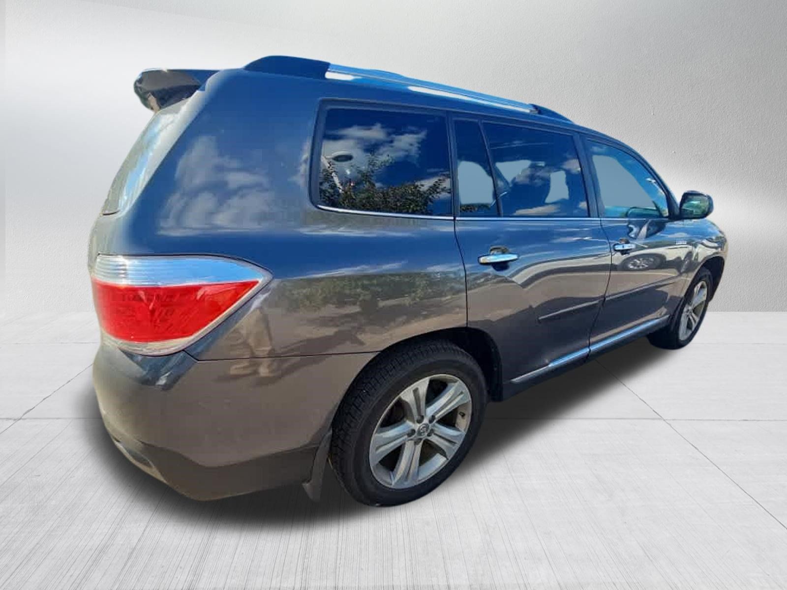 Used 2011 Toyota Highlander Limited w/ Tow Pkg AWD/4WD image 5