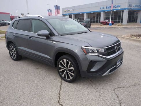 Used 2024 Volkswagen Taos SE image 2