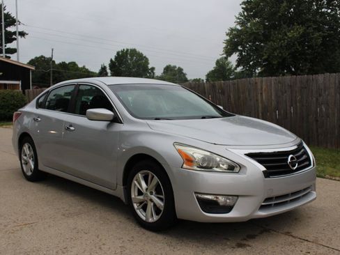 Used 2013 Nissan Altima 2.5 SV FWD image 2