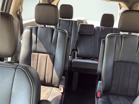 Used 2019 Dodge Grand Caravan SXT FWD image 4