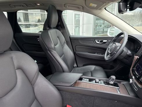 Used 2022 Volvo XC60 B5 Momentum image 35