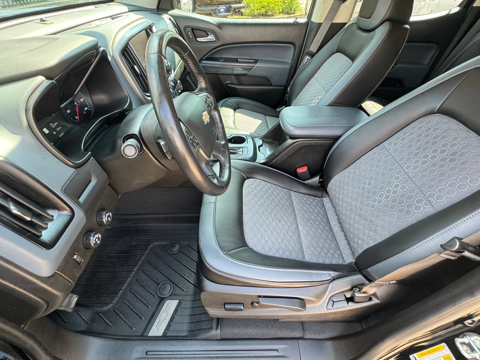 Used 2022 Chevrolet Colorado Z71 w/ Z71 Midnight Edition AWD/4WD image 9