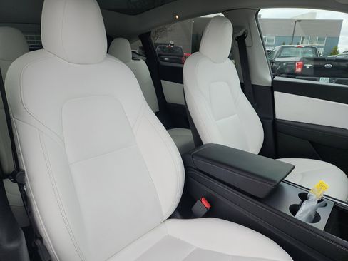 Used 2021 Tesla Model Y Long Range image 34