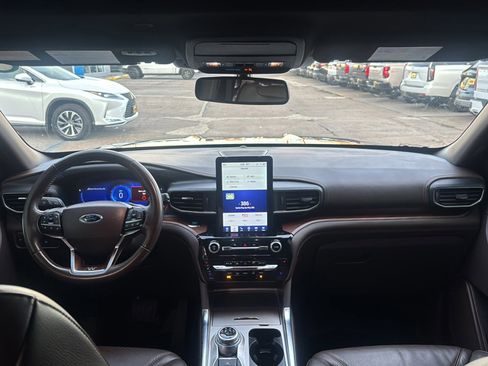 Used 2022 Ford Explorer King Ranch w/ Premium Technology Package image 32