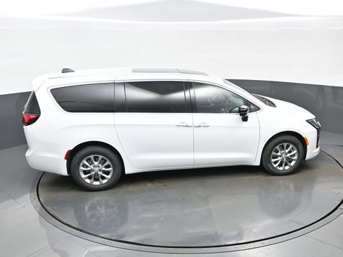 New 2027 Chrysler Pacifica Select AWD/4WD image 24