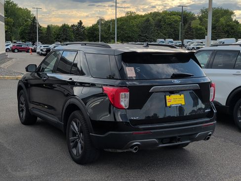 Used 2023 Ford Explorer XLT w/ XLT Sport Appearance Package AWD/4WD image 3