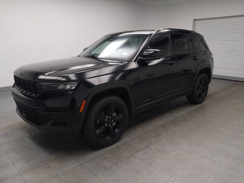 Used 2023 Jeep Grand Cherokee Altitude AWD/4WD image 2