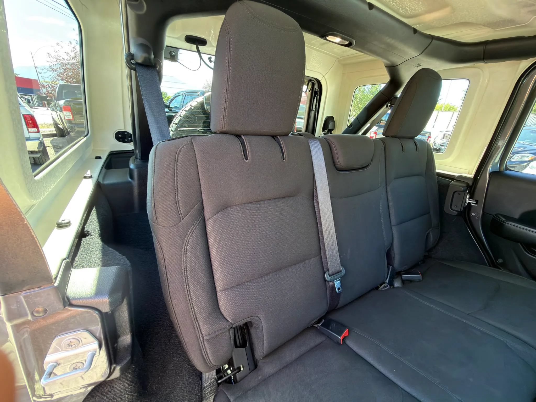 Used 2019 Jeep Wrangler Unlimited Sahara w/ Safety Group AWD/4WD image 16