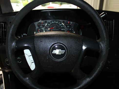 Used 2009 Chevrolet Express 1500 RWD image 10