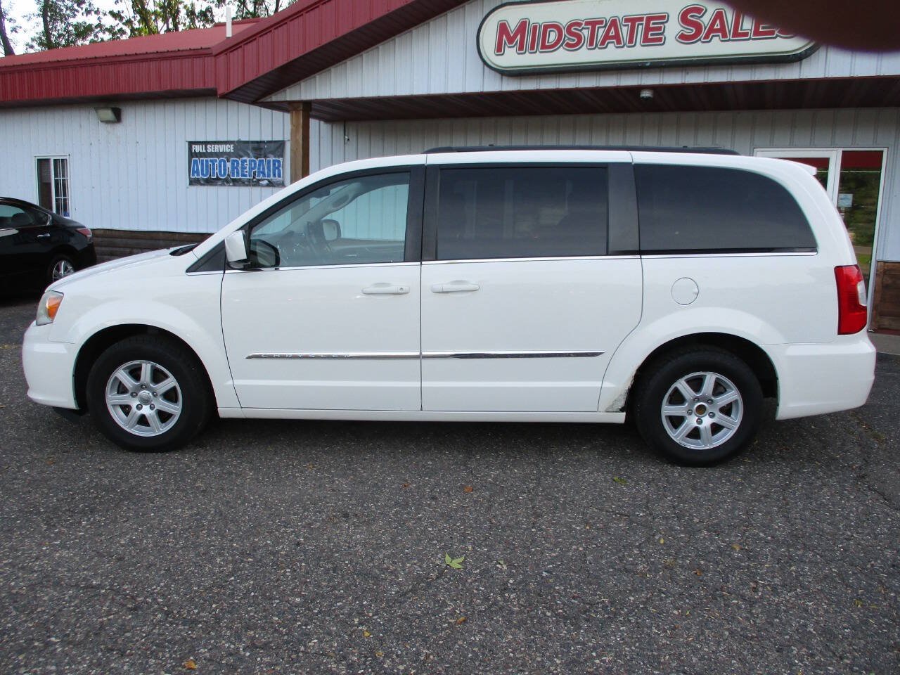 Used 2012 Chrysler Town & Country Touring FWD image 4