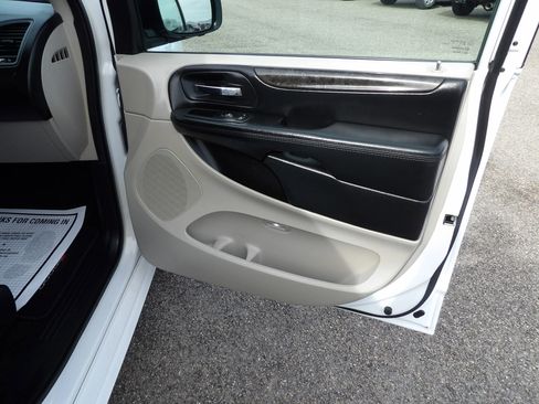 Used 2019 Dodge Grand Caravan SE image 25