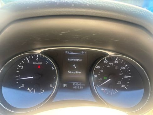 Used 2015 Nissan Rogue SV FWD image 2