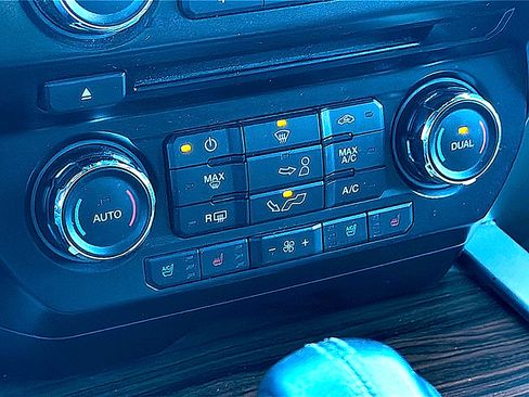 Used 2015 Ford F150 Lariat image 34